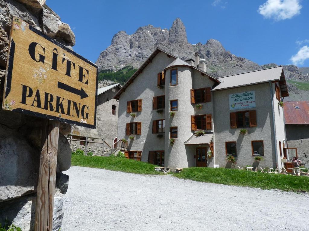 Maison d'hôtes Gite l'Aiguillette du Lauzet Gite l'Aiguillette du Lauzet Lieu dit Le Lauzet 05220 Le Monêtier-les-Bains