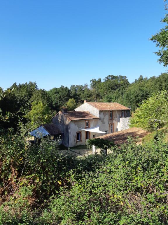 Maison d'hôtes Grand gîte dans son écrin de Nature Rohou 49410 Saint-Laurent-du-Mottay