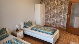 Home at Friends' - City - Zu Hause bei Freunden