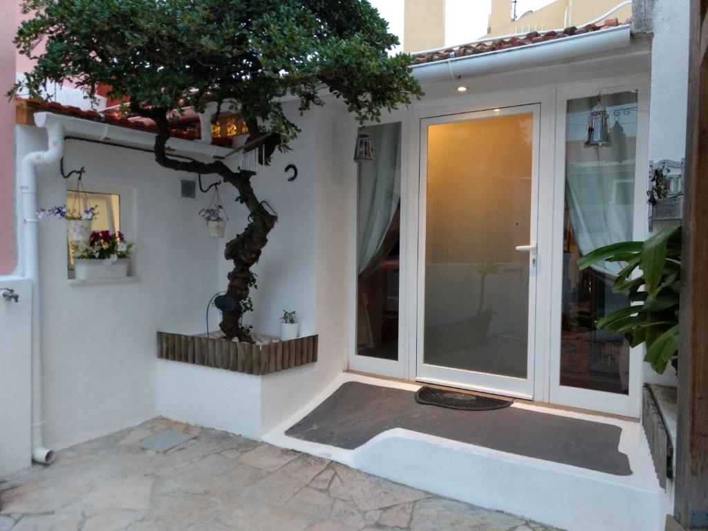 Home & Away Studio By Cris Estrada de Outurela 87, 2790-116 Carnaxide
