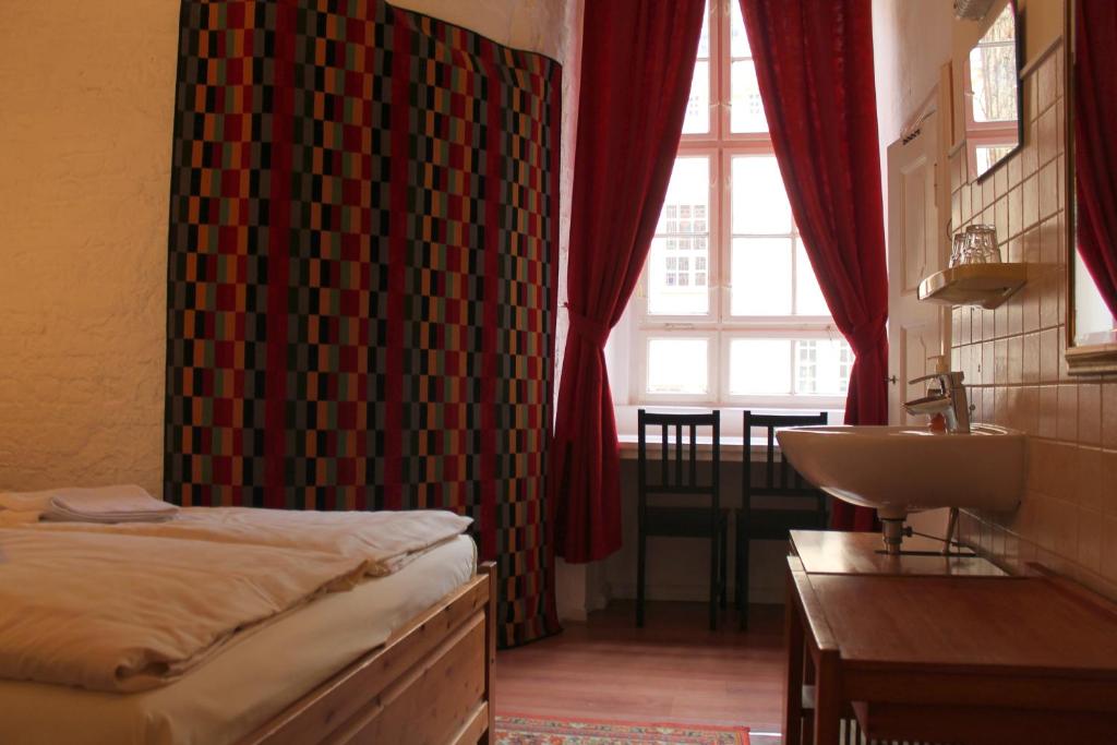 Maison d'hôtes Hotel Pension Waizenegger am Kurfürstendamm Mommsenstr. 6 10629 Berlin