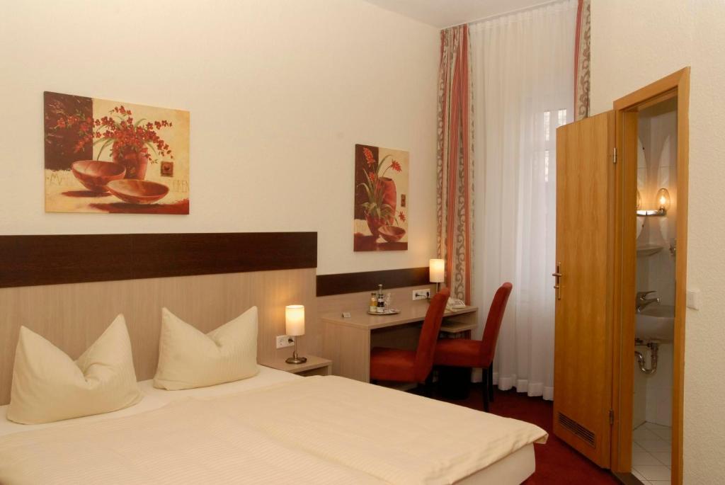 Hotel Wuppertaler Hof Lüttringhauser Str. 34, 42897 Remscheid