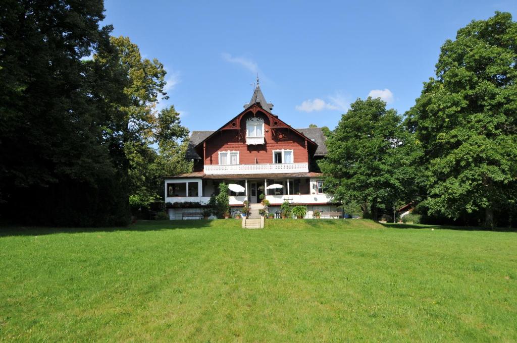 Jagdschloss Fahrenbühl Hotel Garni Fahrenbühl, 14, 95158 Kirchenlamitz