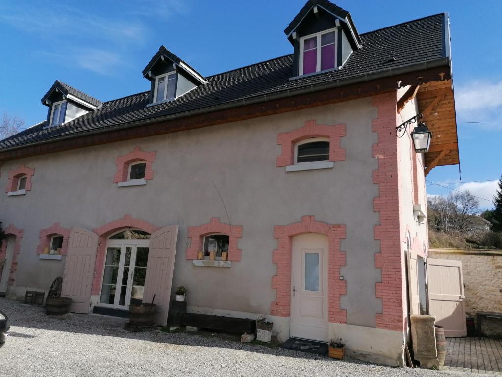 L'annexe du Château de Saint Genix 655 Chemin de Côte Envers, 73240 Saint-Genix-sur-Guiers