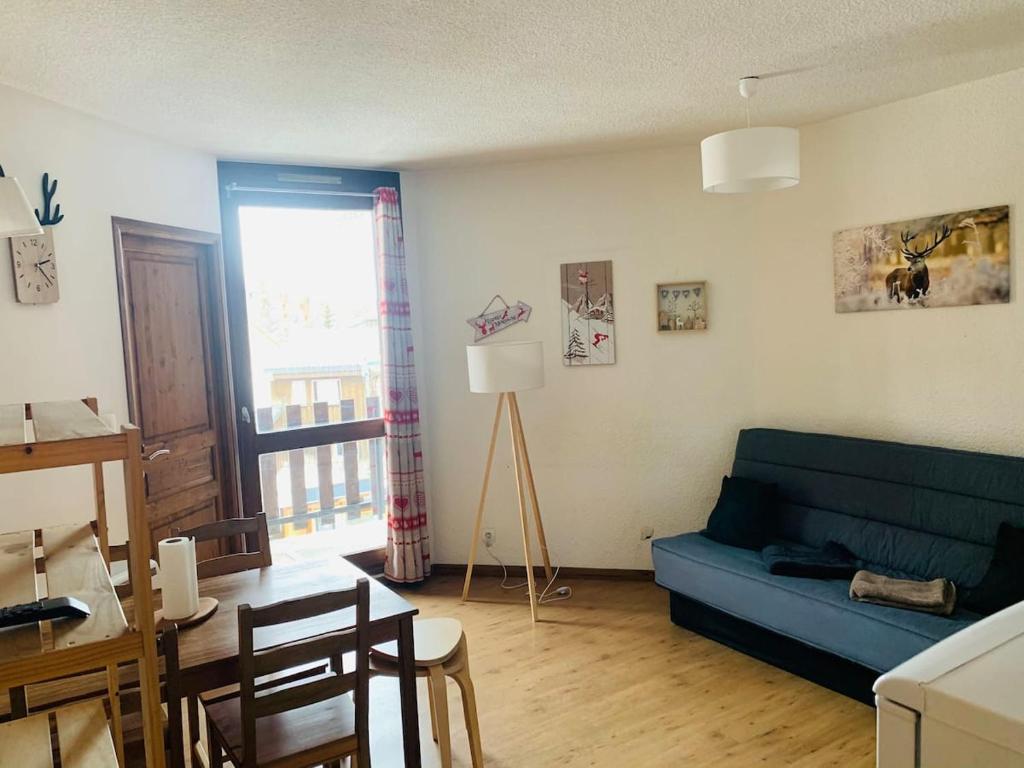 la chambre d hotes de marie indépendante et sa terrasse avec vue panoramique proche alpes mancelles