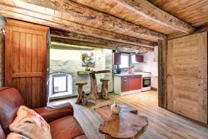 Maison d'hôtes LA FERME de BELLINE Chalets ou Gîtes & SPA champ de blanc Hameau de Pramorel 05100 Briançon Provence-Alpes-Côte d\'Azur