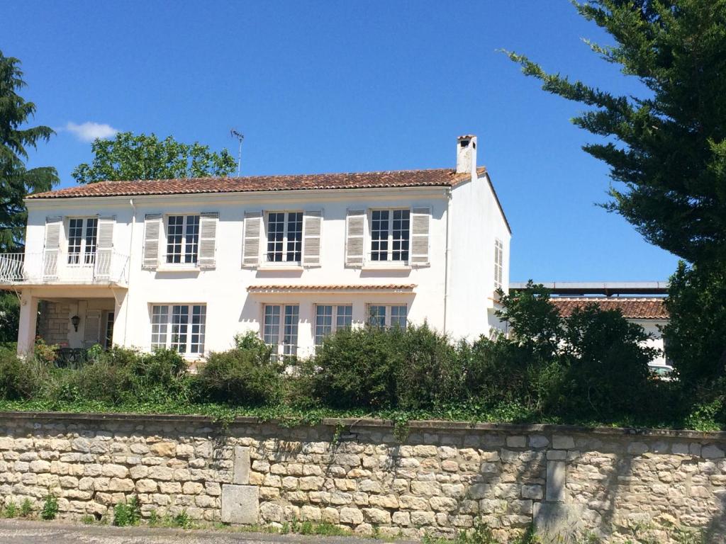 Maison d'hôtes La Maison Blanche 98 faubourg d'Aunis 17400 Saint-Jean-dʼAngély