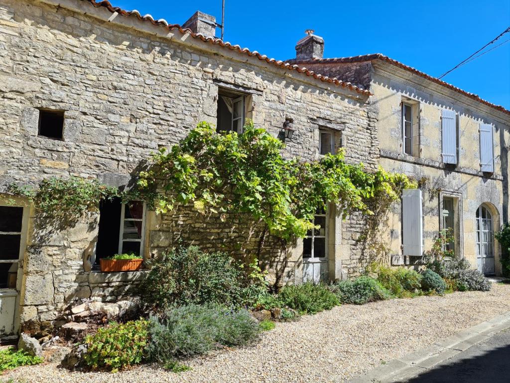 Maison d'hôtes La maison du commandeur du templier 2 Rue du Lavoir 16230 Maine-de-Boixe