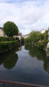 Maison d'hôtes la maison rose: lieu atypique 32 rue de la héronnerie 77140 Nemours Île-de-France