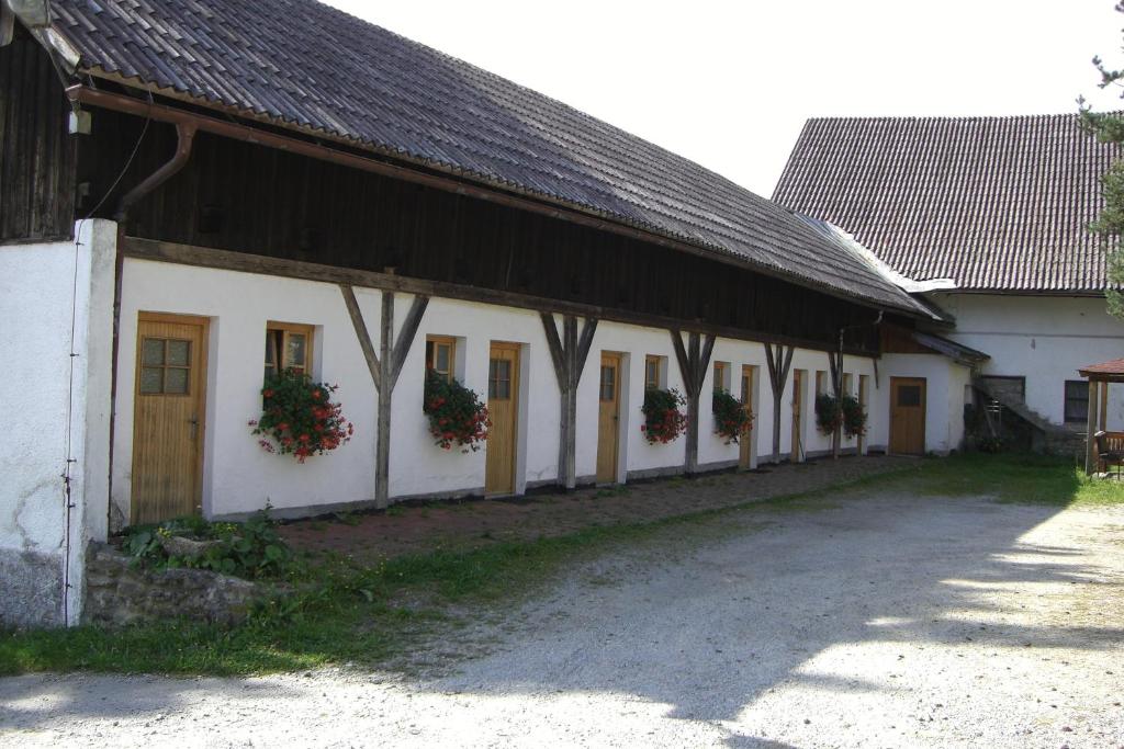 Landgasthof Düllhof Ensmannsberg 3, 94571 Schaufling