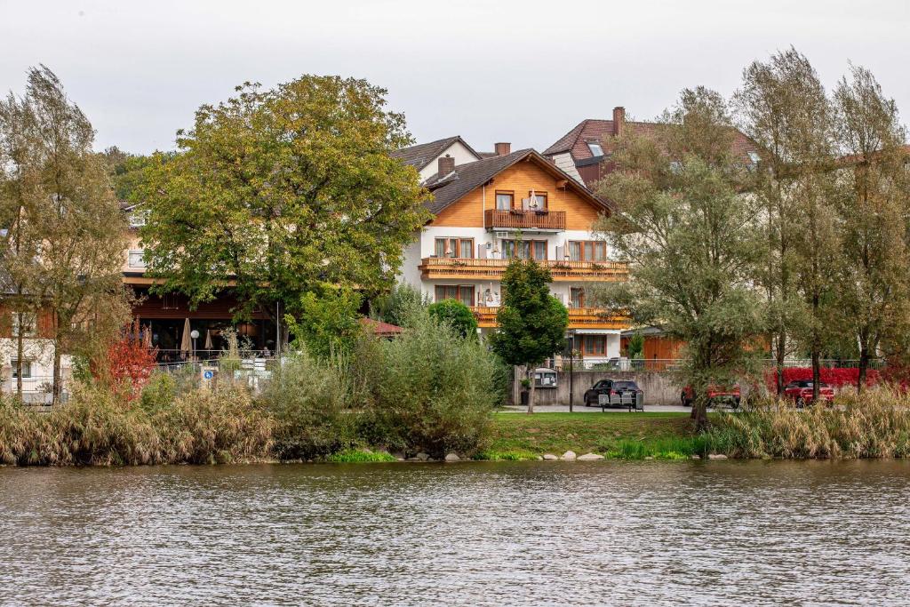 Landgasthof Moser & Restaurant Bootshaus Marktplatz 40, 94575 Windorf
