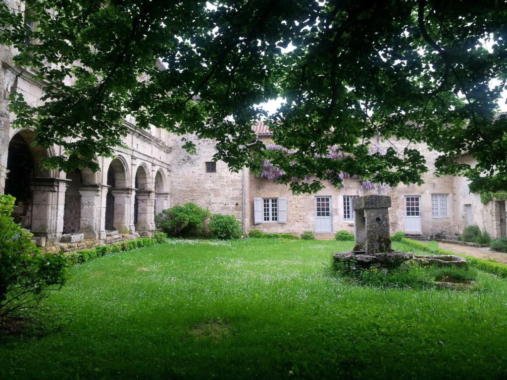 Le prieuré Saint Barthélémy le bourg d'azay 38 rue du prieuré, 79400 Azay-le-Brûlé