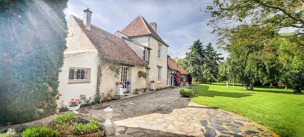 Maison d'hôtes Le relais d'Eugénie Maison d'hôtes en forêt d'Orléans 14 l'Arbre Sec 45300 Courcy-aux-Loges
