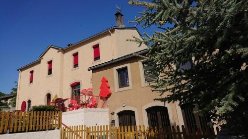 Le sapin rouge