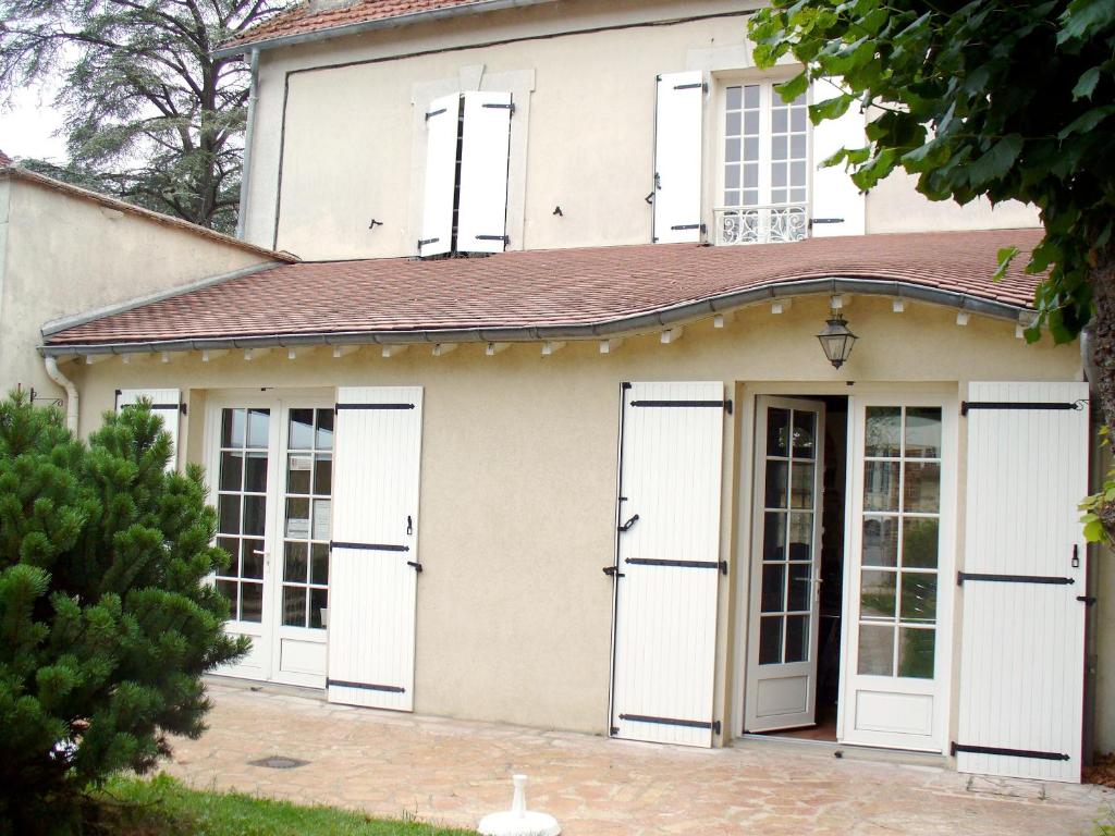 Maison d'hôtes Maison d'Hôtes Villa Brindille 3 place de la Gare 77590 Bois-le-Roi