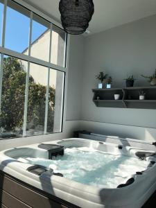 Maison M, chambre privée accès jardin piscine et jacuzzi près de La Rochelle
