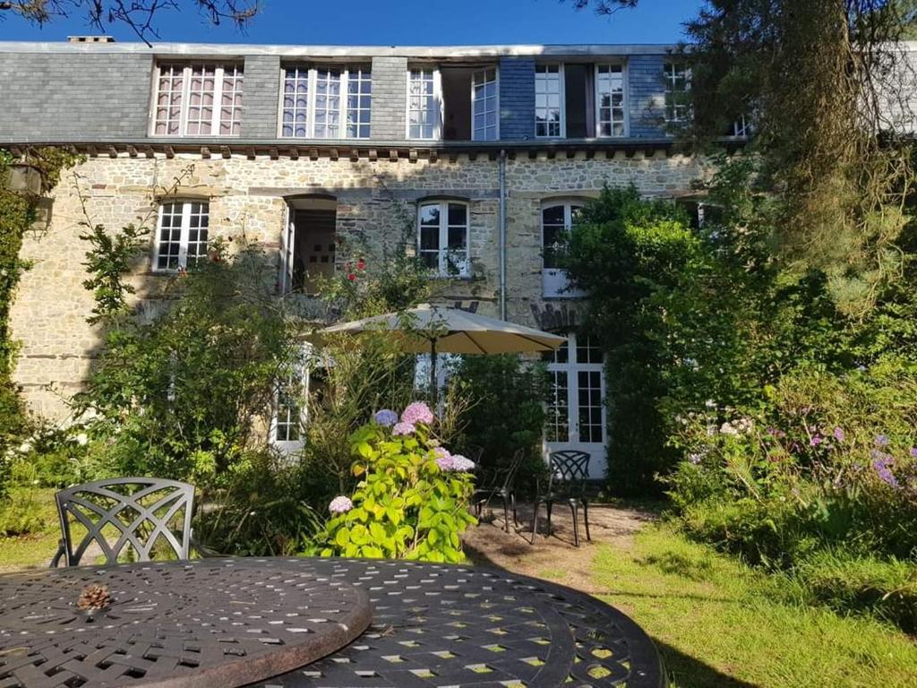 MANOIR DU TERTRE au coeur de la forêt de Brocéliande Le Manoir Du Tertre, Le Cannee, 35380 Paimpont