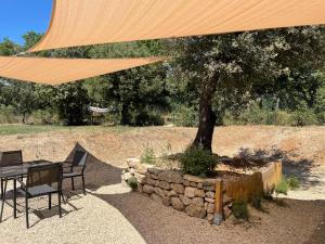 Maison d'hôtes Mas la Chêneraie Lourmarin - Au calme, à 10 mn du centre ville à pied 23 Route de Vaugines 84160 Lourmarin Provence-Alpes-Côte d\'Azur