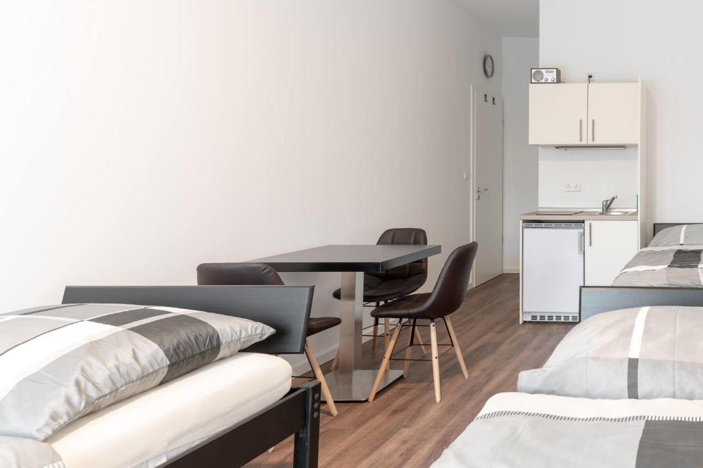 Monteurzimmer Berlin Pankow mit Dachterrasse - Nur 10 min. von der A10 - 3 Zimmer/ 7 Betten Berliner Allee 303, 13088 Berlin