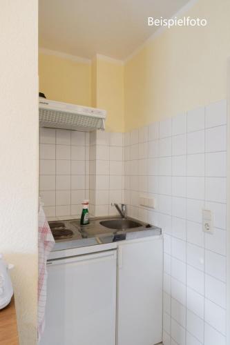 Pension GP3, Zimmer mit Kochnische und Duschbad vor den Toren Berlins