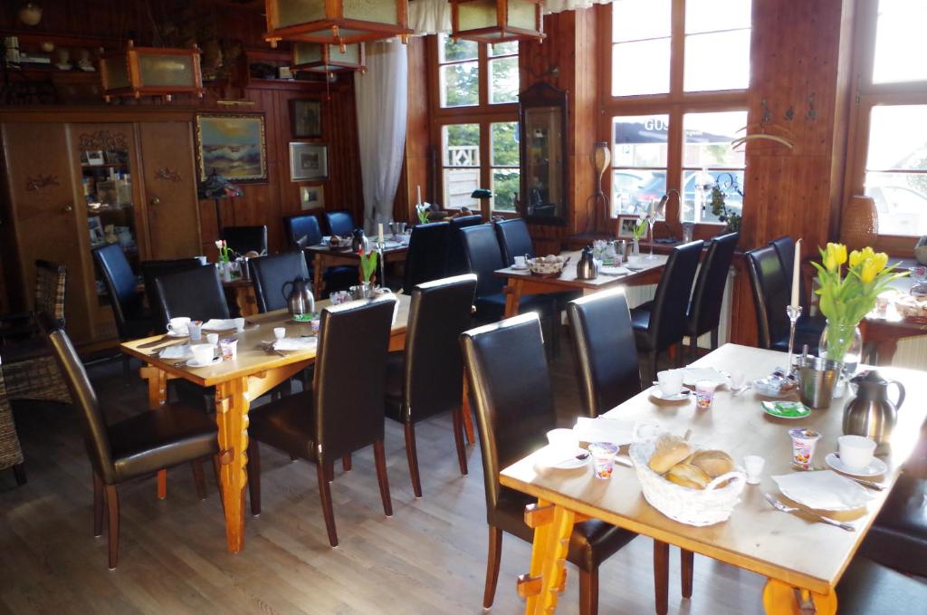 Maison d'hôtes Pension & Restaurant \ Schulstrasse 1 18569 Kluis