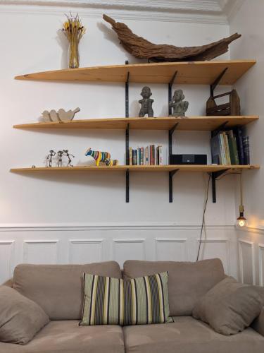 Private acces to the all flat. Charming Parisian.