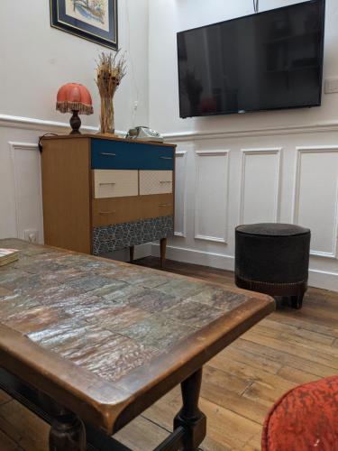 Private acces to the all flat. Charming Parisian.