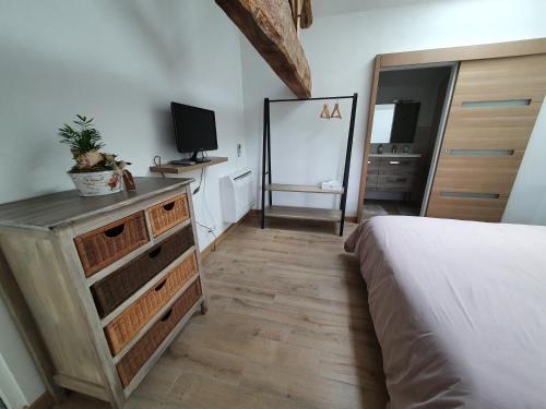 Room in Guest room - Les Chambres Des Vigealieres 2