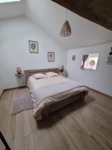 Room in Guest room - Les Chambres Des Vigealieres 2