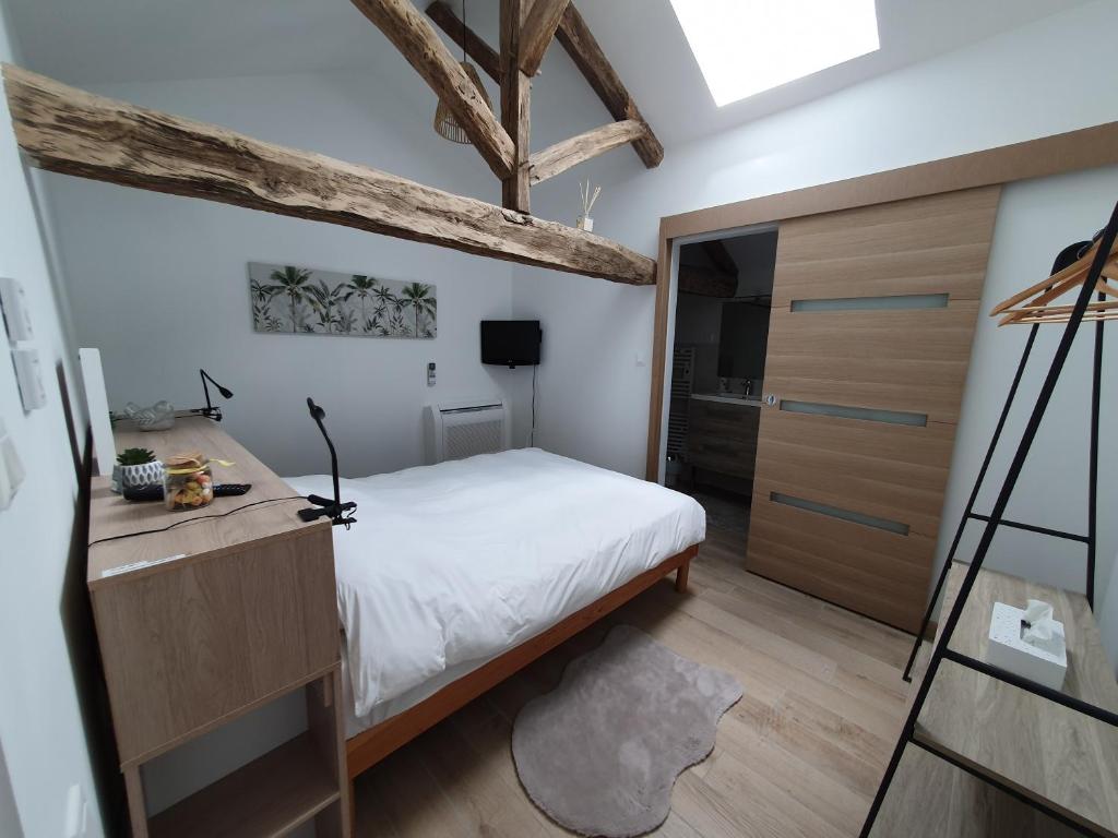 Room in Guest room - Les Chambres Des Vigealieres Les Vigealières, 86300 Bonnes