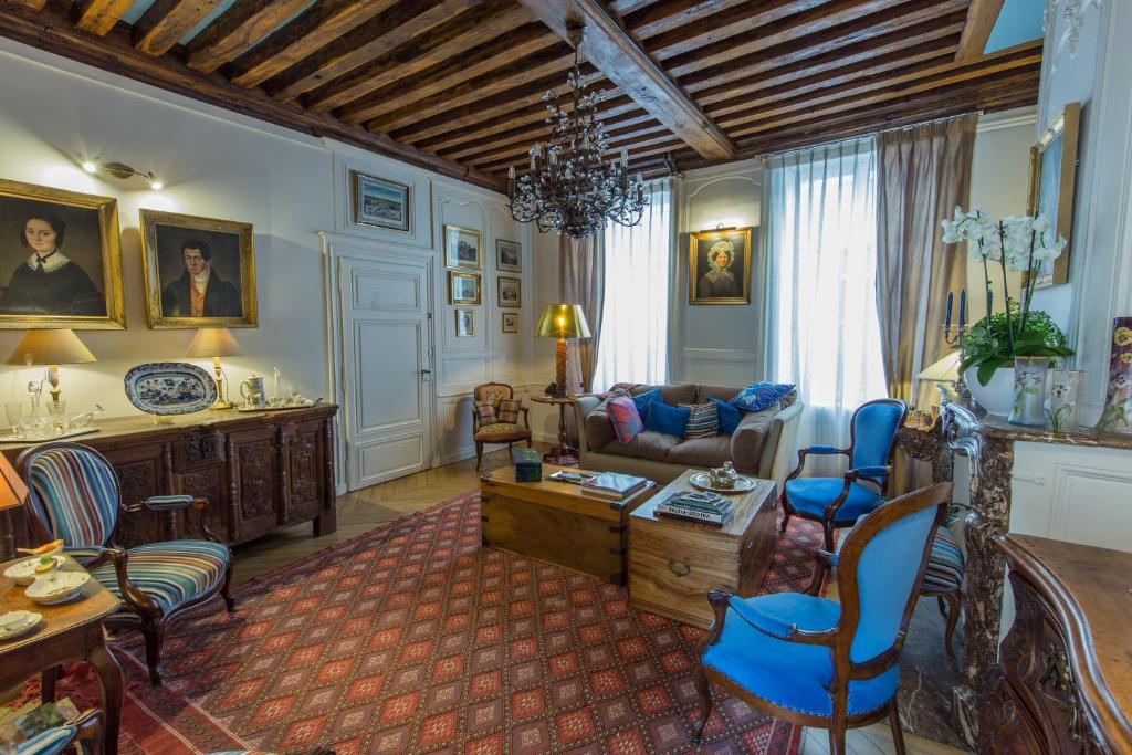 Room in Guest room - This 10th Century home sits in an exceptional setting in the center of Orleans 6 Rue des Pensées, 45000 Orléans