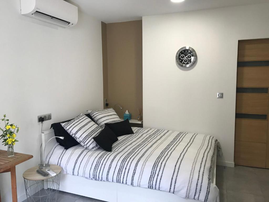 Maison d'hôtes Studette équipée 17m2 climatisation et parking privé gratuit 37B Route de Sospel 06500 Menton