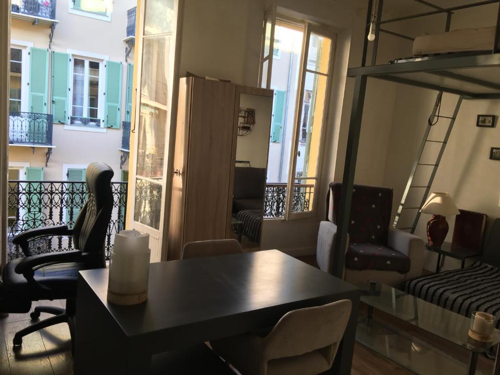 Studio en centre ville dans petite Guest House Balcon Couchage en Mezzanine 2 personnes cuisine sdb 4th floor 19 Rue Penchienatti, 06000 Nice