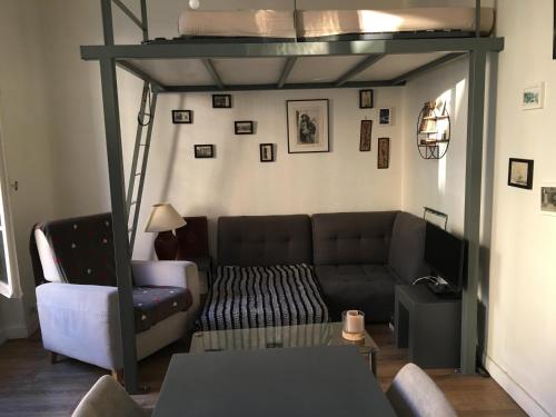 Studio en centre ville dans petite Guest House Balcon Couchage en Mezzanine 2 personnes cuisine sdb