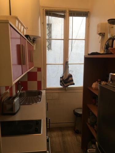 Studio en centre ville dans petite Guest House Balcon Couchage en Mezzanine 2 personnes cuisine sdb