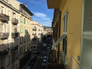 Studio en centre ville dans petite Guest House Balcon Couchage en Mezzanine 2 personnes cuisine sdb