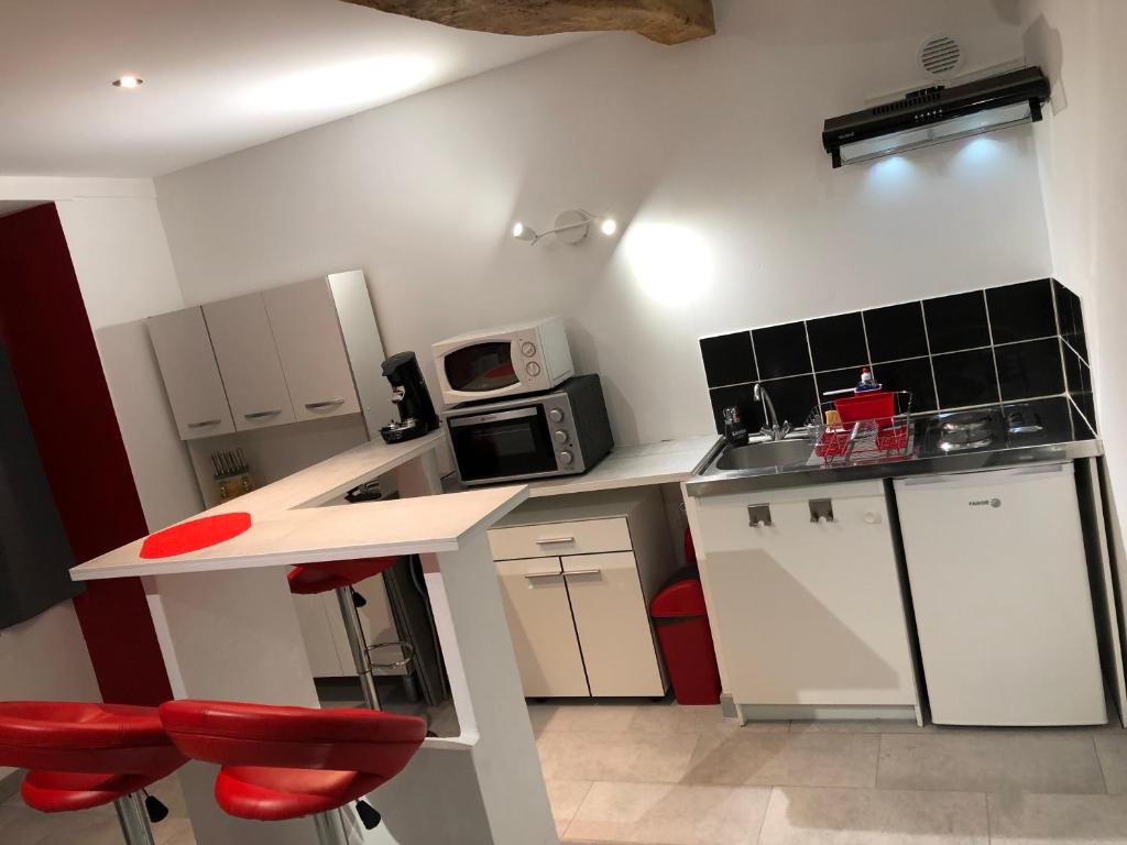 Studio en centre ville dans petite Guest House Balcon Couchage en Mezzanine 2 personnes cuisine sdb 06000 Nice