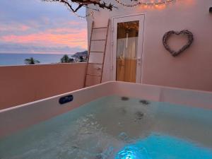 SUITE LOVE SPA VUE MER PISCINe 3
