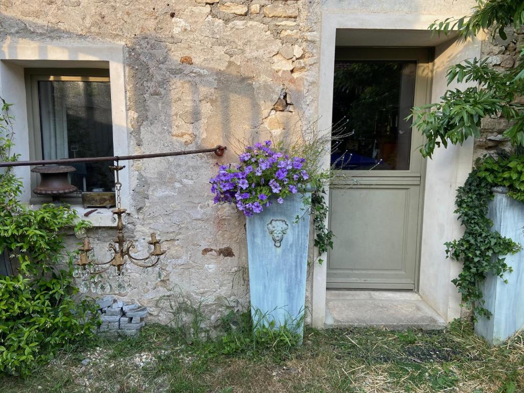Suite privée avec accès jardin en coeur de village 15 Rue Saint-Martin, 78930 Guerville
