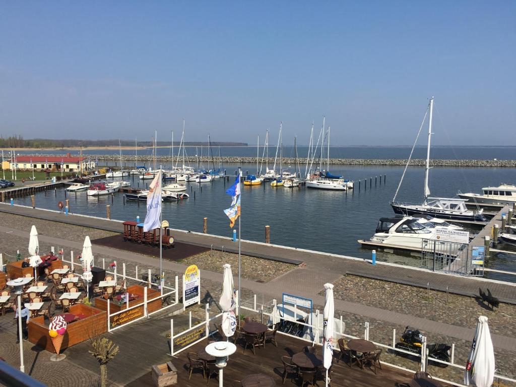 Sur la Mer - Pension & Restaurant Am Westhafen 24, 18356 Barth