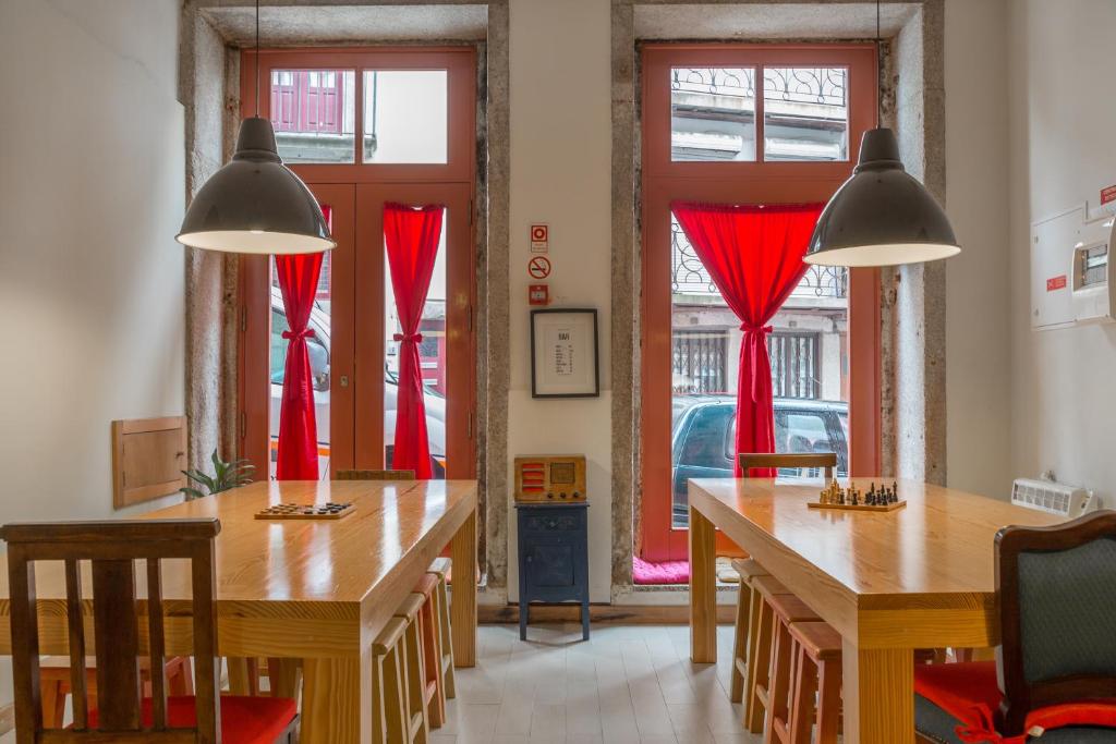 The Poets Inn Rua dos Caldeireiros, 261, 4050-142 Porto