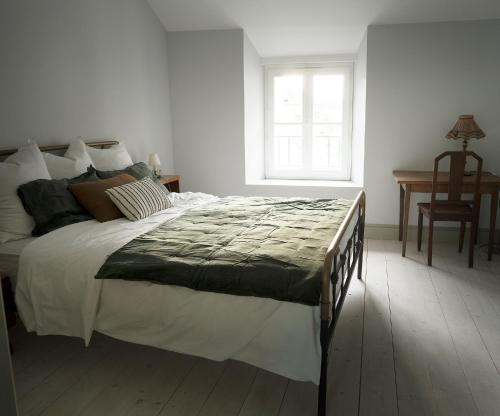 The Riverhouse, magical house with garden by the river Seine