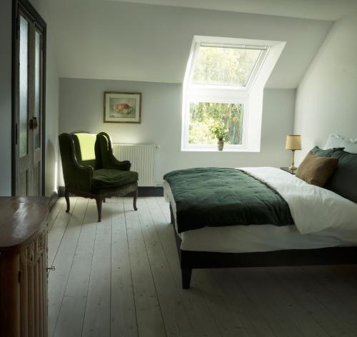 The Riverhouse, magical house with garden by the river Seine