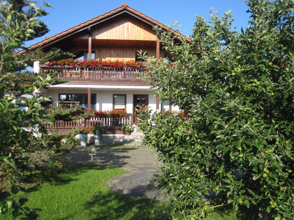 Urlaubspension 'Hohes Rott' und Apartmenthaus Nelkenweg 10, 37308  Heilbad Heiligenstadt