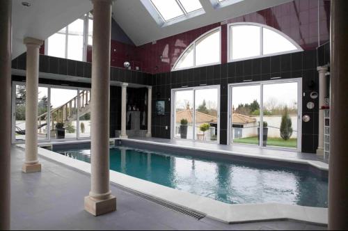 Villa avec piscine/jacuzzi (intérieure)