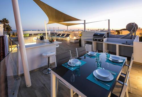 Villa Benagil with stunning views and roof terrace with private heated pool