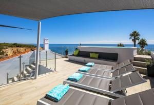 Villa Benagil with stunning views and roof terrace with private heated pool