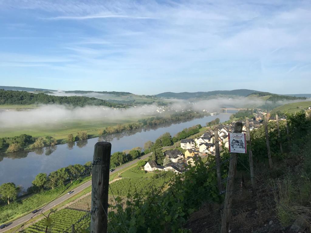 Maison d'hôtes Wein- und Gästehaus Genetsch Auf Zevenich 14 54470 Lieser