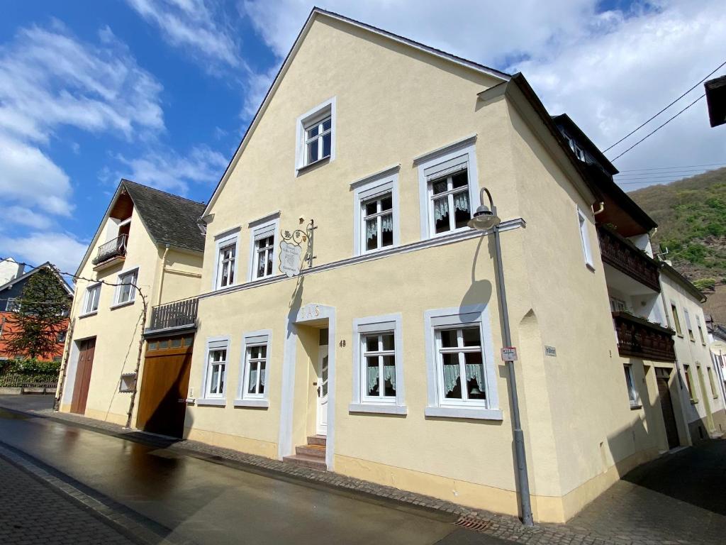 Winzerhaus im Oberdorf - FeWo u Zimmer - auch kombinierbar Im Oberdorf 10, 54492 Erden