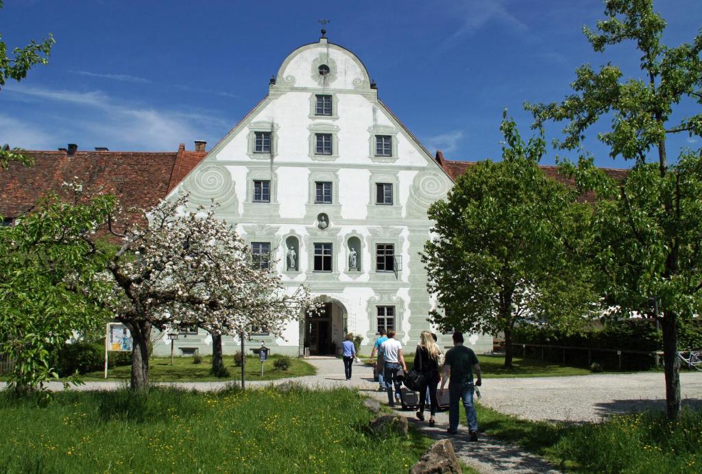 Maison d'hôtes Zentrum für Umwelt und Kultur - Gästehaus und Jugendbildungseinrichtung im Maierhof 2 Zeilerweg Maierhof im Kloster Benediktbeuern 83671 Benediktbeuern